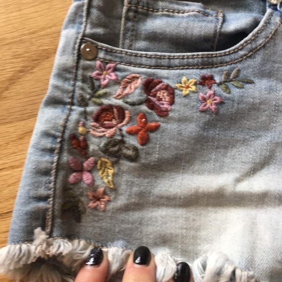 đť…şMOSSIMO High Rise Denim Embroidered Pockets Festival Raw Hem Jean Shorts 00/24 - Picture 2 of 7